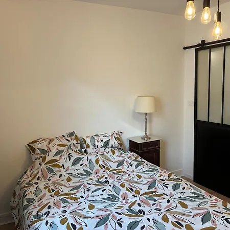 Paisible Dans Jolie Cour Interieure Кан