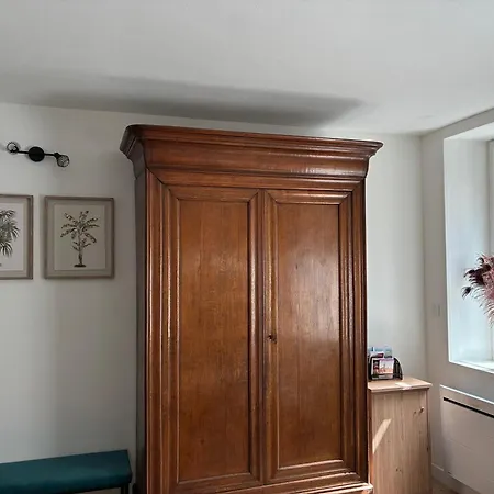 Paisible Dans Jolie Cour Interieure * Кан