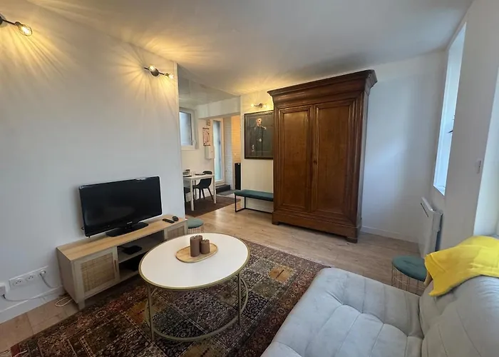 Paisible Dans Jolie Cour Interieure * Caen